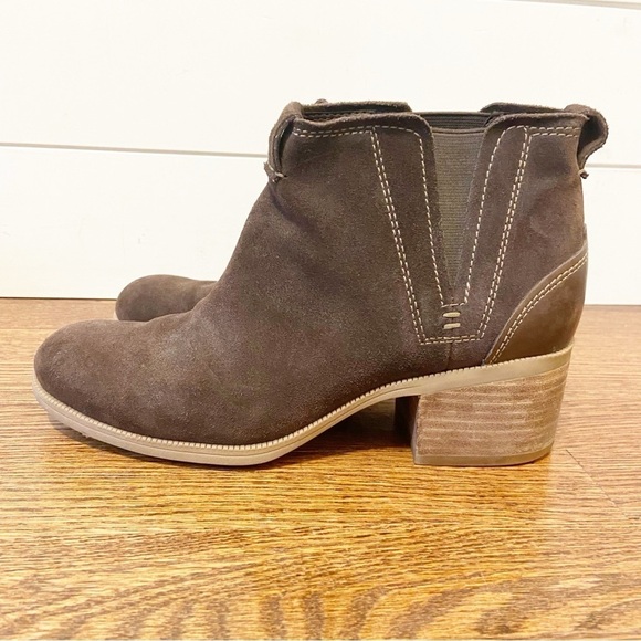 Clarks | Women's Brown Maypearl Daisy Suede Ankle Bootie Size 9 - Picture 3 of 12